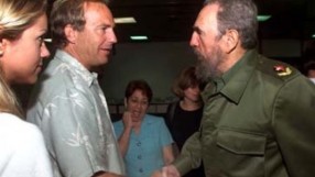 Kevin Costner con Fidel Castro en La Habana en abril de 2001. Foto: José Goitía / AP / 