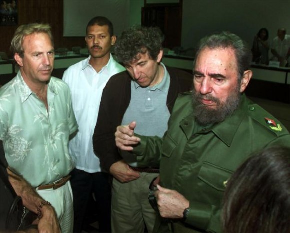 Kevin-Costner-y-Fidel-en-abril-de-2001-en-La-Habana-580x466